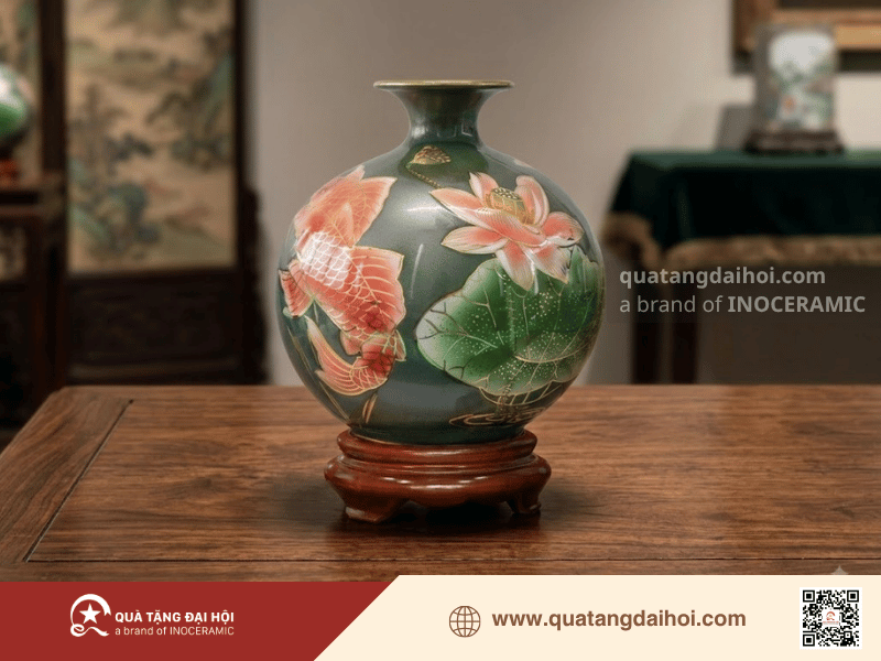 Bình hút lộc cá chép và hoa sen vẽ vàng mang ý nghĩa may mắn - Quà Tặng Đại Hội Bình hút lộc cá chép và hoa sen vẽ vàng mang ý nghĩa may mắn