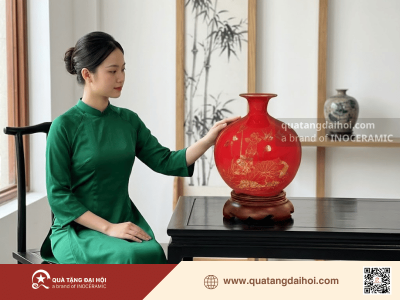Bình hút lộc sen chép vẽ vàng gốm sứ Bát Tràng cao cấp - Quà Tặng Đại Hội Bình hút lộc sen chép vẽ vàng gốm sứ Bát Tràng cao cấp