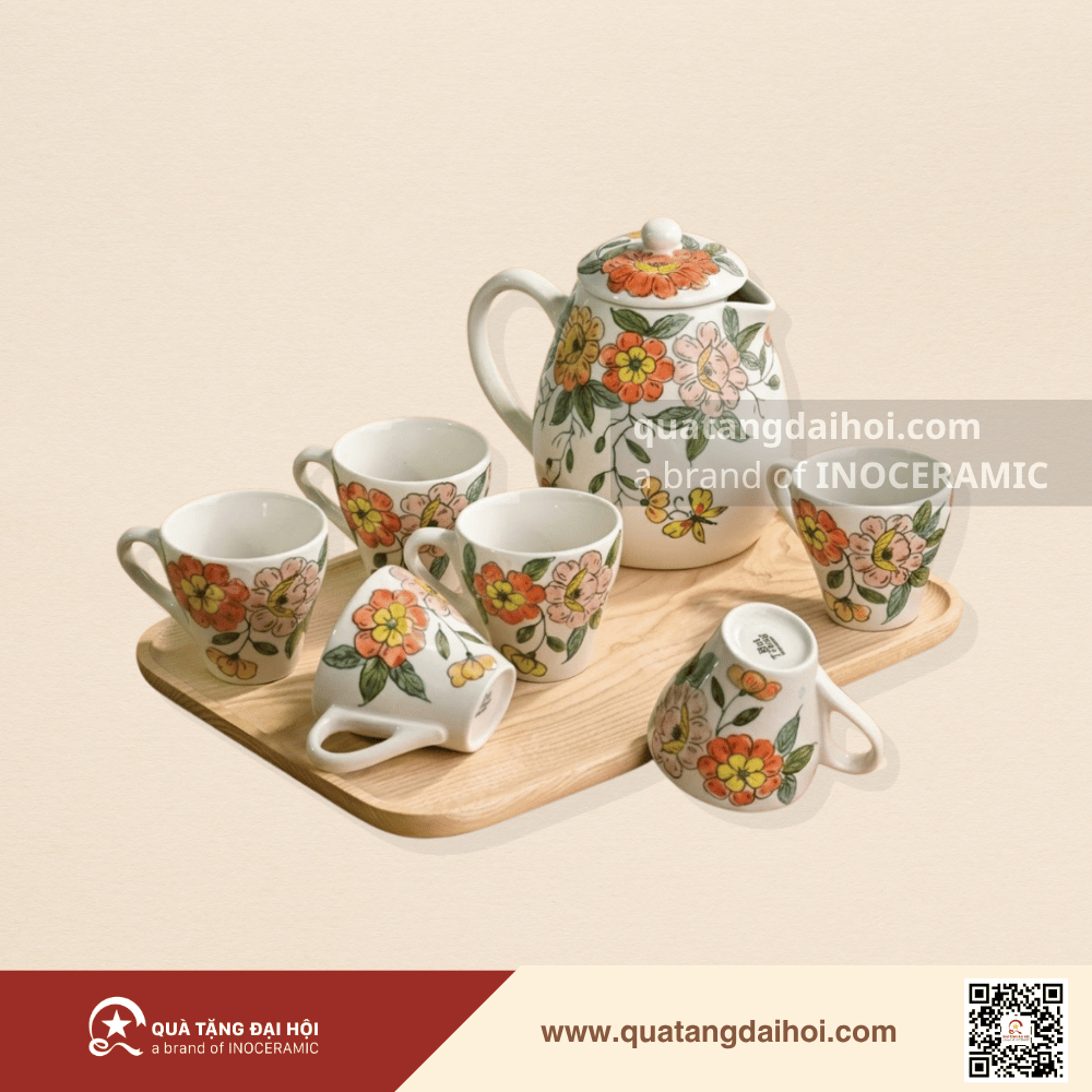 Bộ bình nước gốm sứ Bát Tràng hoa văn Indochine Hoa Nắng vẽ tay - Quà Tặng Đại Hội Bộ bình nước gốm sứ Bát Tràng hoa văn Indochine Hoa Nắng vẽ tay